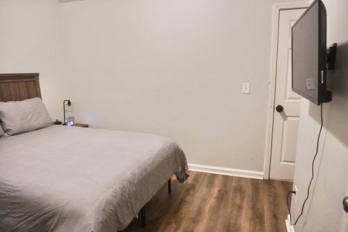 Queen Suite - Hot Tub - WiFi Queen Suite - Hot Tub - WiFi