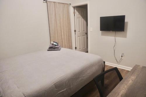 Queen Suite - Hot Tub - WiFi Queen Suite - Hot Tub - WiFi