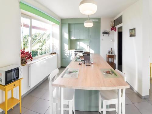 Køkken, Stylish Retreat with Sauna in Saint-Hubert