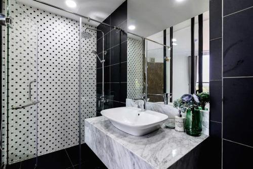 One-Bedroom Apartment image 2