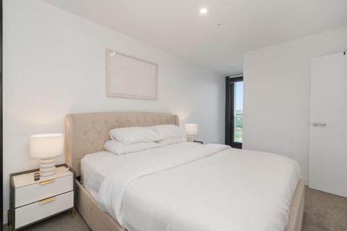 Modern 2-Bed Apartment with Premium Amenities - image 3