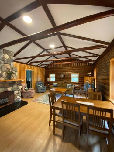 Cozy Log Home across from Phillips Lake-Four Season Fun