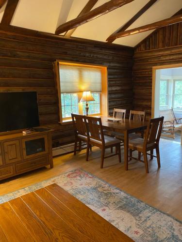 Cozy Log Home across from Phillips Lake-Four Season Fun