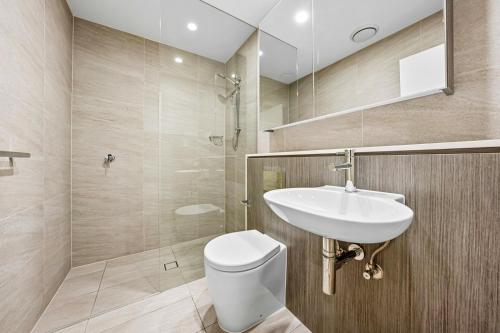 Bathroom, Modern Oasis in Waterloo 1 BR with Tea Room and Free Parking in Waterloo