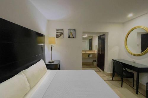 Wyndham Garden Los Mochis Plaza Inn Room Type - 1 King Bed, Suite, Sofa Bed, Non-Smoking