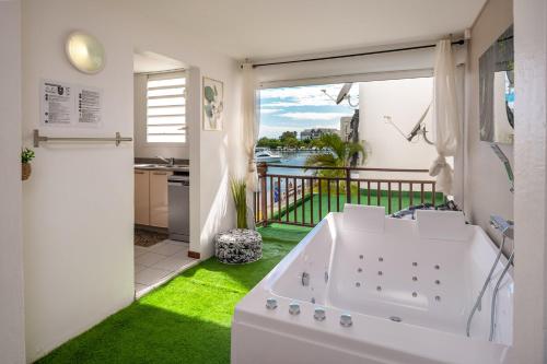 Goldy House, logement vue mer , 10min port et aéroport (Goldy House, logement vue mer , 10min port et aeroport) in Baimbridge