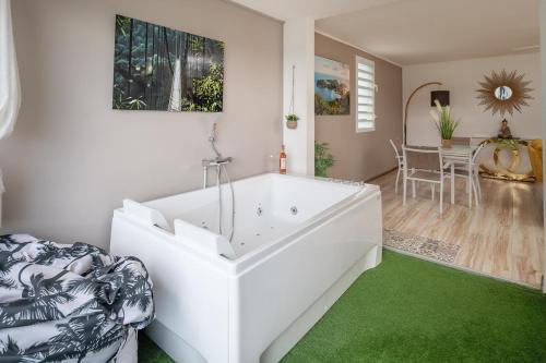 Goldy House, logement vue mer , 10min port et aéroport 5