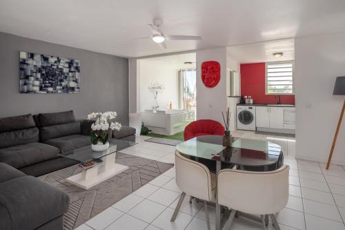 EBT House, appartement, jacuzzi vue mer, 10 min aeroport et port in Baimbridge