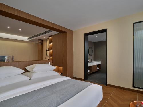1 queen bed, 1 twin bed