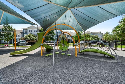Modern 2BR2BA King Bed Pool, Gym #7 in 城市與鄉村