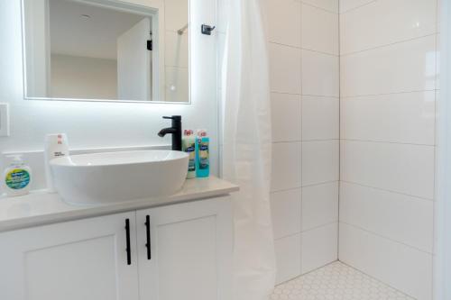 Stylish & Cozy Retreat Near USC & Downtown LA 5
