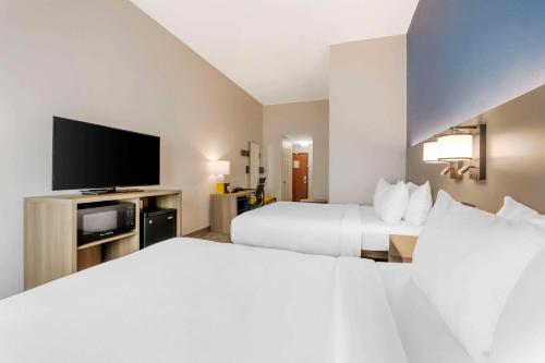 Queen Suite with Two Queen Beds - Accessible/Non-Smoking