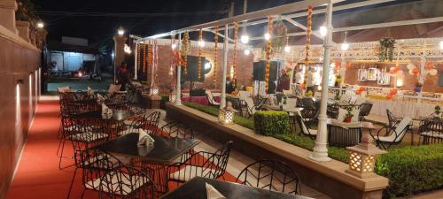 ห้องอาหาร, Hotel The Balam in ชลามันท์