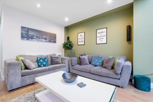 Bright & Spacious 3-Bed, 2-Bath Home in Graylands Close, Слау