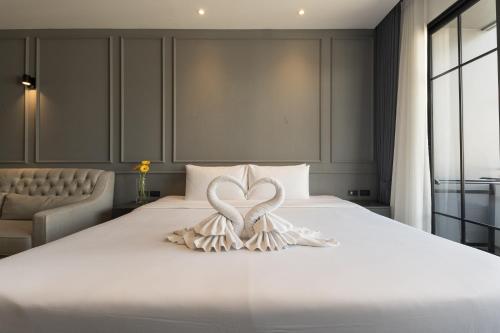 Honeymoon Suite image 2