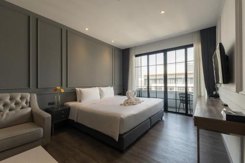 Honeymoon Suite image 4
