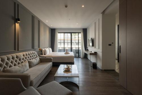 Honeymoon Suite image 6