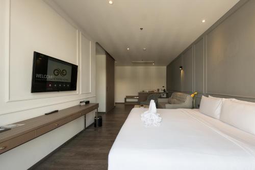 Honeymoon Suite image 5