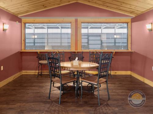 Elyss's Ranch Pool Near Williams Bay Beach Elyss's Ranch Pool Near Williams Bay Beach