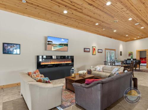 Elyss's Ranch Pool Near Williams Bay Beach Elyss's Ranch Pool Near Williams Bay Beach