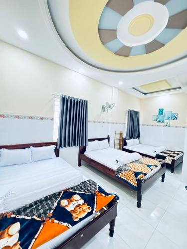 2 queen beds, 1 double bed
