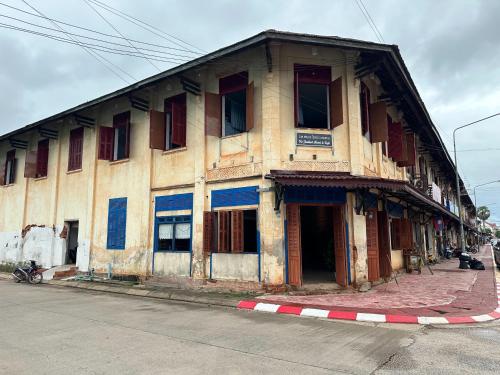 酒店外观, Via Thakhek Hostel & Cafe in 他曲
