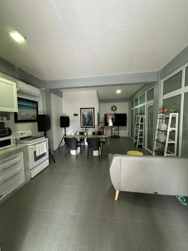 White House Cabin Cozy Retreat with Rustic Charm in Hermosa