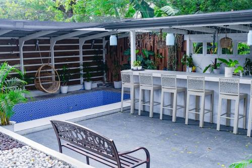 White House Cabin Cozy Retreat with Rustic Charm in Hermosa