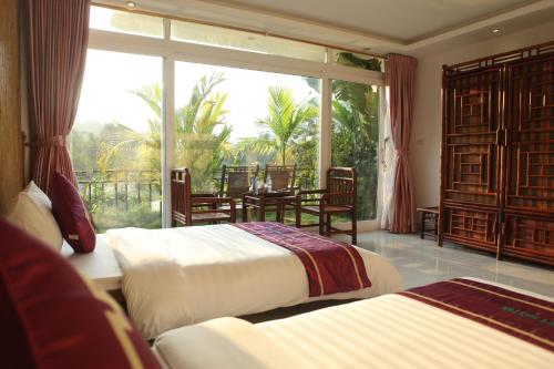 Deluxe Family Room with Mountain and Valley View