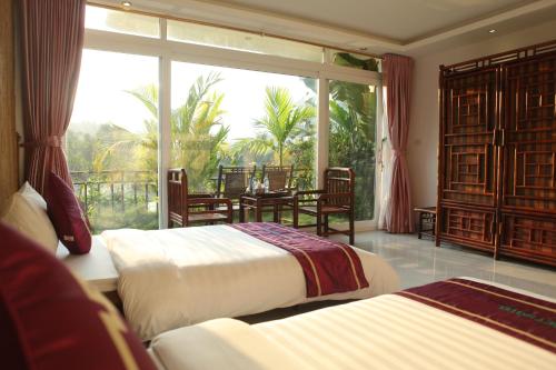 Deluxe Family Room with Mountain and Valley View