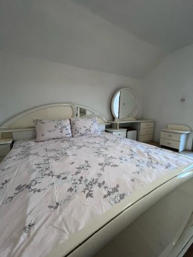 Moonlight House, Visoko