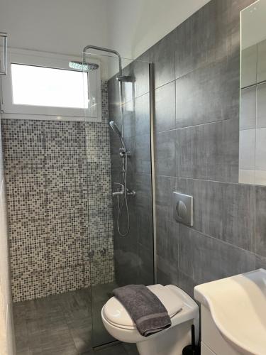 Shower, Acheron Nest in Glyki