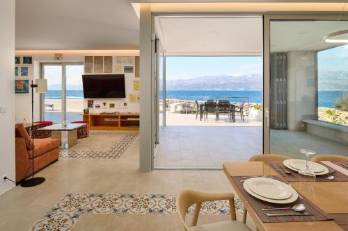 Közös társalgó / TV, NEW Luxury Villa Familija Splitska - Pool, Seafront, Ideal for 8 persons in Splitska