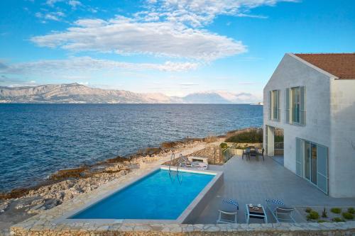A szálláshely kívülről, NEW Luxury Villa Familija Splitska - Pool, Seafront, Ideal for 8 persons in Splitska