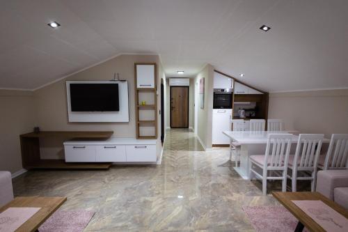 1 queen bed, 2 sofa beds