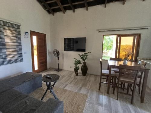 gedeelde lounge/tv-ruimte, Machalele's House - Casa T2 acolhedora para casais e famílias na Ilha de Inhaca (Machalele's House - Casa T2 acolhedora para casais e familias na Ilha de Inhaca) in Inhaca Inhaca