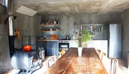 Konyha, Ecogîte autonome en pleine forêt à La Chapelle en Vercors (Ecogite autonome en pleine foret a La Chapelle en Vercors) in La Chapelle En Vercors