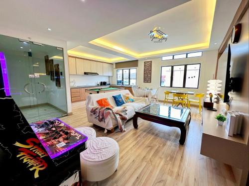 TownAreaTourist13paxPoolTable TownAreaTourist13paxPoolTable