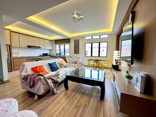 TownAreaTourist13paxPoolTable TownAreaTourist13paxPoolTable