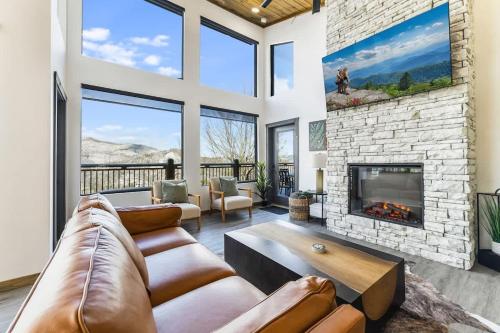 Unobstructed Panoramic Mountain Views