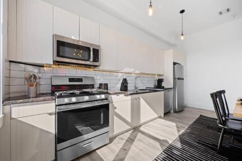 Huge Top-Floor 2BR, NYC View, Patio and Gym Huge Top-Floor 2BR, NYC View, Patio and Gym