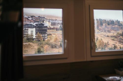  Rifugio Elegante 350 mt Piste Ski Vista Alpi in Tonalepass