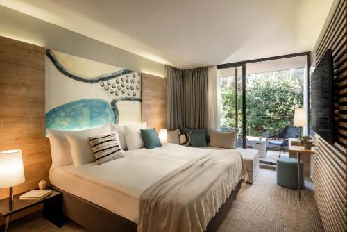 1 queen bed, 1 sofa bed