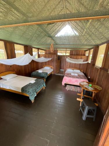 1 double bed, 2 twin beds