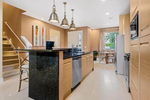 Kitchen, 7648 Magic Village - Novo, Moderno, com Churrasqueira e a 8 min da Disney near Disney's Animal Kingdom