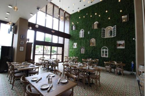 Restaurant, 7648 Magic Village - Novo, Moderno, com Churrasqueira e a 8 min da Disney near Disney's Animal Kingdom