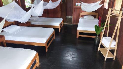 4 twin beds