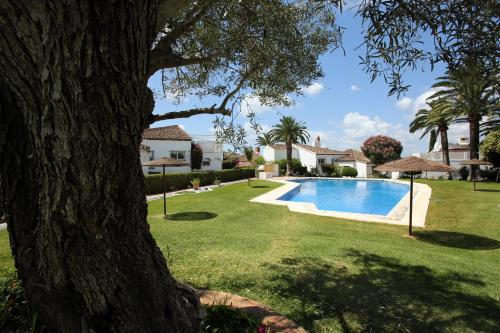 สระว่ายน้ำ, Beachfront townhouse with spectacular seaview in หาดอัลกาซาบา