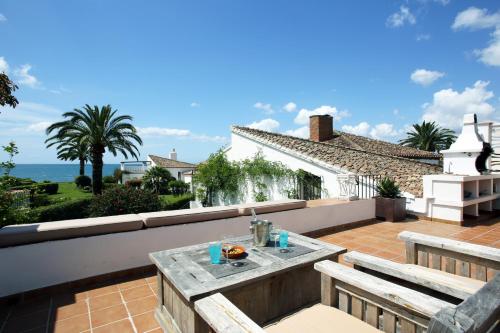 ระเบียง/ชานเรือน, Beachfront townhouse with spectacular seaview in หาดอัลกาซาบา