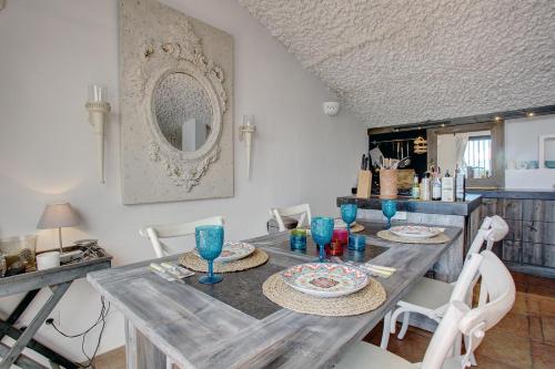 Beachfront townhouse with spectacular seaview in หาดอัลกาซาบา